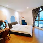 Near Mid Valley Old Klang Rd Kuala Lumpur 12Pax