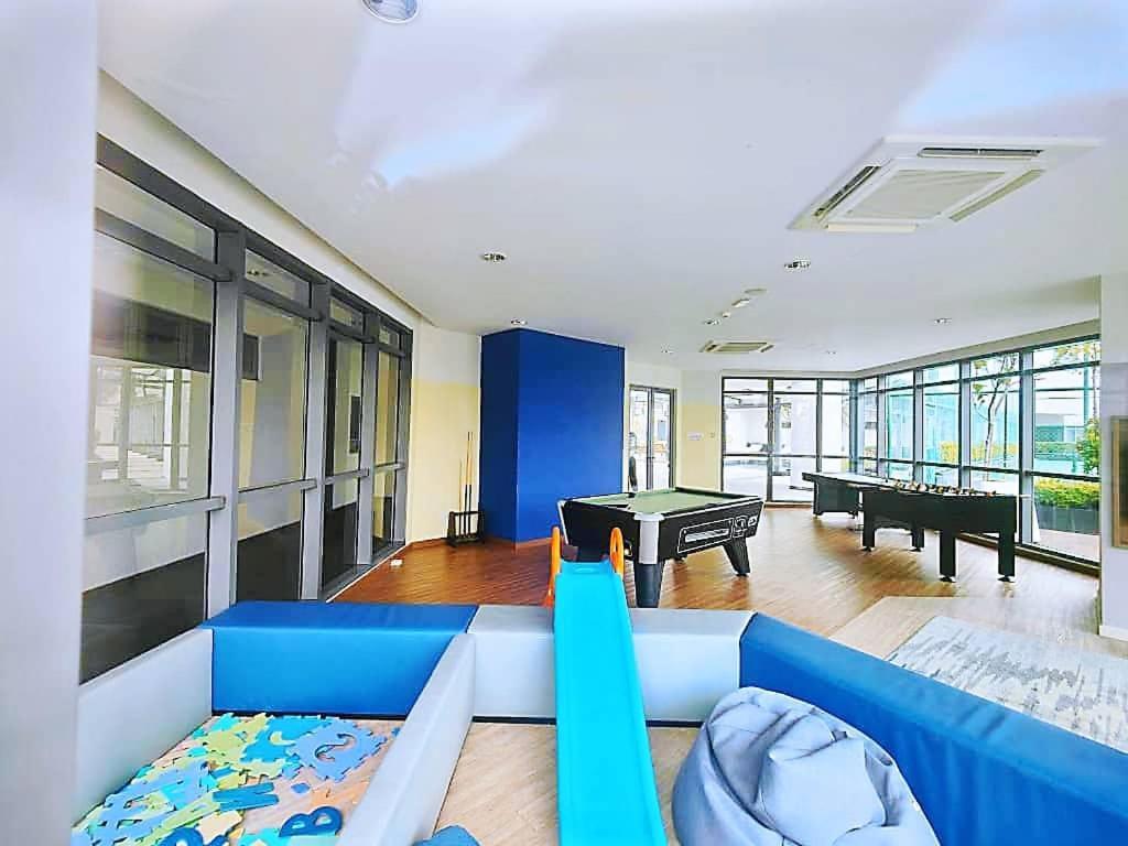Near Mid Valley Old Klang Rd 12pax